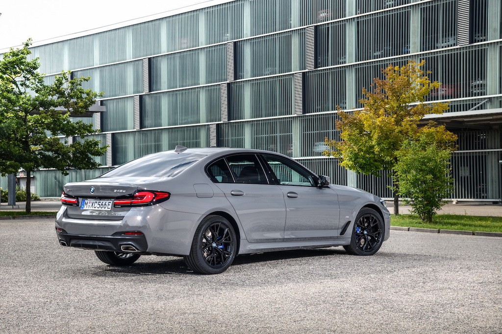 Cho tới khi M5 thế hệ mới xuất hiện, đây là chiếc BMW 5 Series động cơ xăng-điện hiệu năng cao nhất ảnh 3