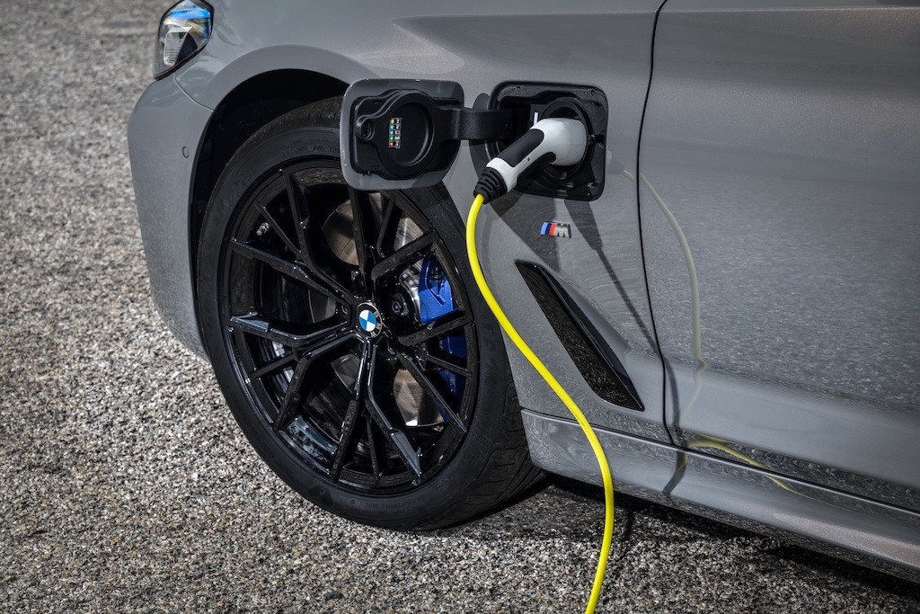 Cho tới khi M5 thế hệ mới xuất hiện, đây là chiếc BMW 5 Series động cơ xăng-điện hiệu năng cao nhất ảnh 7