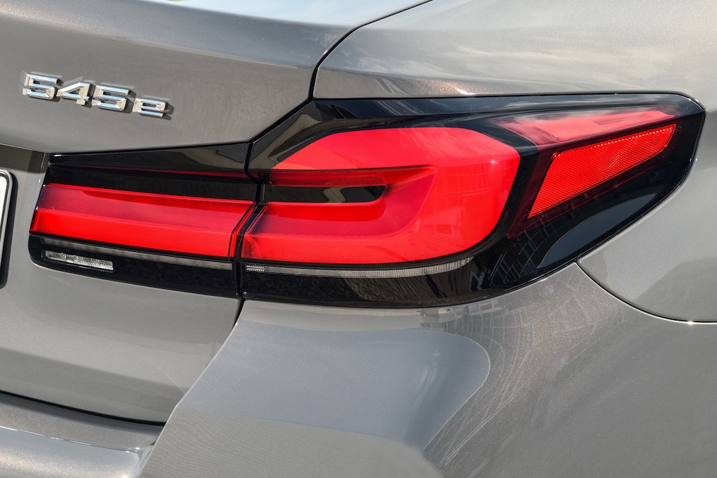 Cho tới khi M5 thế hệ mới xuất hiện, đây là chiếc BMW 5 Series động cơ xăng-điện hiệu năng cao nhất ảnh 9