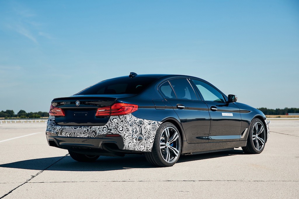Với hệ động lực đặc biệt, chiếc BMW 5 Series này còn mạnh hơn cả siêu sedan BMW M5! ảnh 2