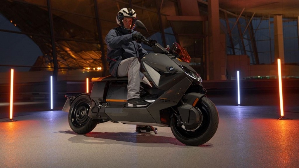 Ra mắt xe máy điện BMW CE-04 mang thiết kế như bước ra từ phim ảnh, công nghệ tối tân ảnh 1