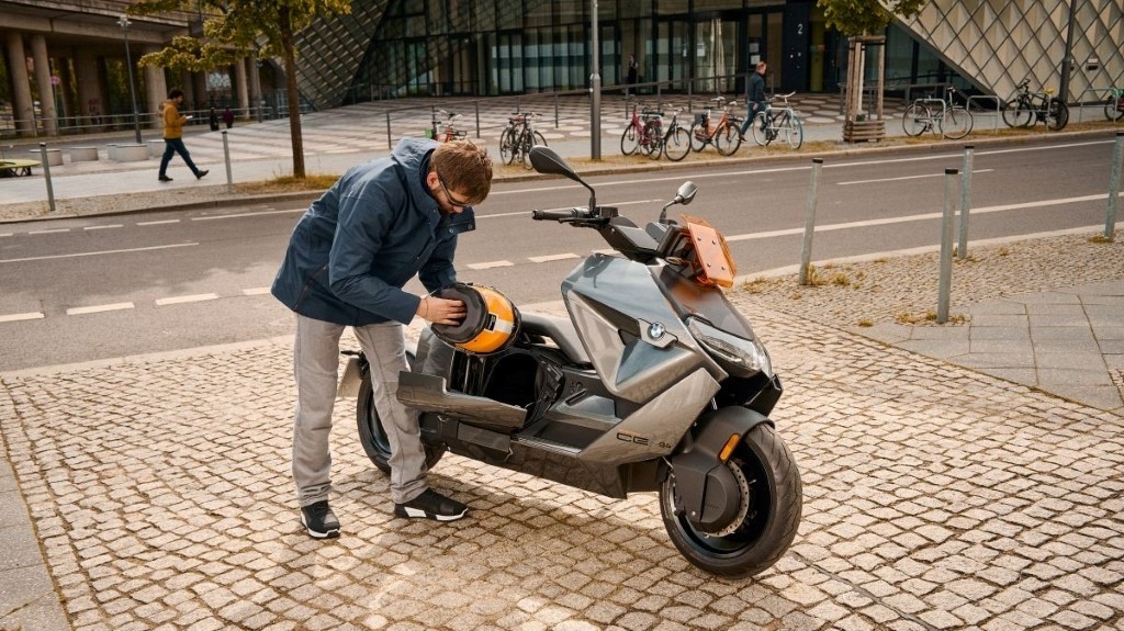 Ra mắt xe máy điện BMW CE-04 mang thiết kế như bước ra từ phim ảnh, công nghệ tối tân ảnh 9