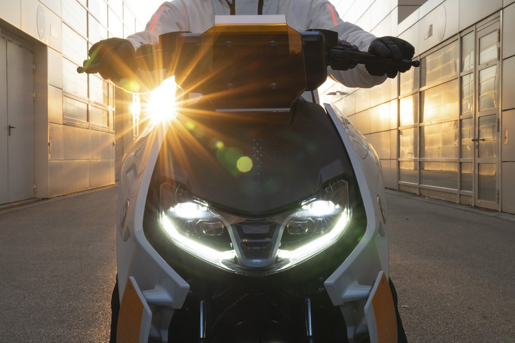 Nhìn tưởng từ phim viễn tưởng bước ra, nhưng chỉ vài năm nữa BMW Motorrad sẽ tung ra mẫu xe ga điện này ảnh 14