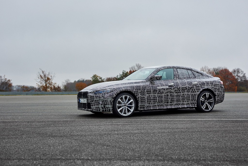 BMW lại khoe coupe điện i4 trước ngày ra mắt, khiến fan hâm mộ khấp khởi mừng thầm bởi khả năng drift “thần sầu“ ảnh 1