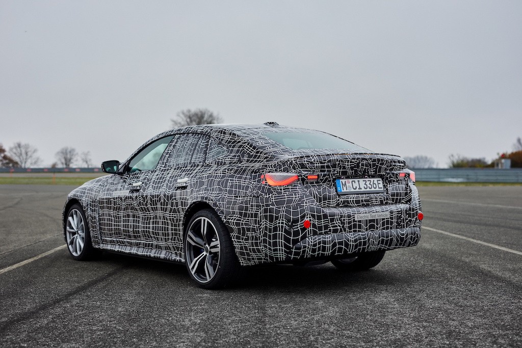 BMW lại khoe coupe điện i4 trước ngày ra mắt, khiến fan hâm mộ khấp khởi mừng thầm bởi khả năng drift “thần sầu“ ảnh 2