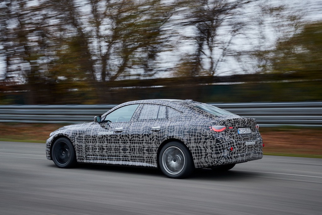 BMW lại khoe coupe điện i4 trước ngày ra mắt, khiến fan hâm mộ khấp khởi mừng thầm bởi khả năng drift “thần sầu“ ảnh 5