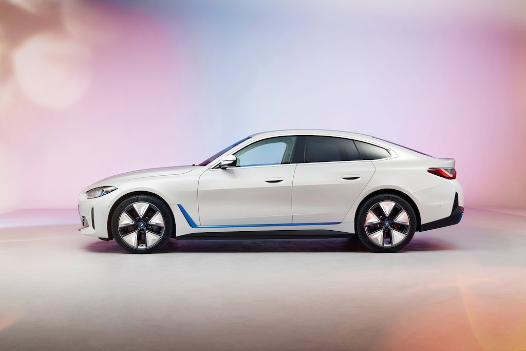 BMW “tung hàng” coupe 4 cửa chạy điện i4, không coi Porsche Taycan là đối thủ ảnh 6