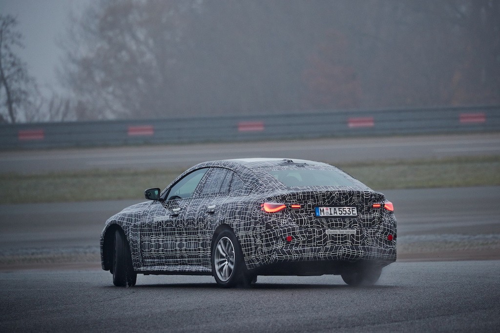 BMW lại khoe coupe điện i4 trước ngày ra mắt, khiến fan hâm mộ khấp khởi mừng thầm bởi khả năng drift “thần sầu“ ảnh 7