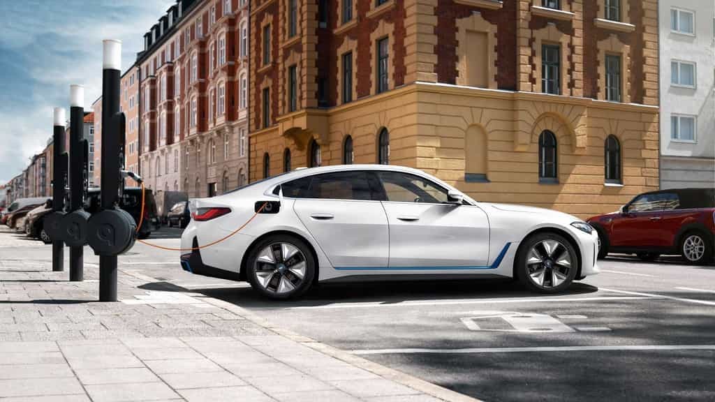 BMW tung ra phiên bản “giá rẻ” i4 eDrive35, hiệu suất thấp nhưng công nghệ ngang eDrive40 ảnh 6