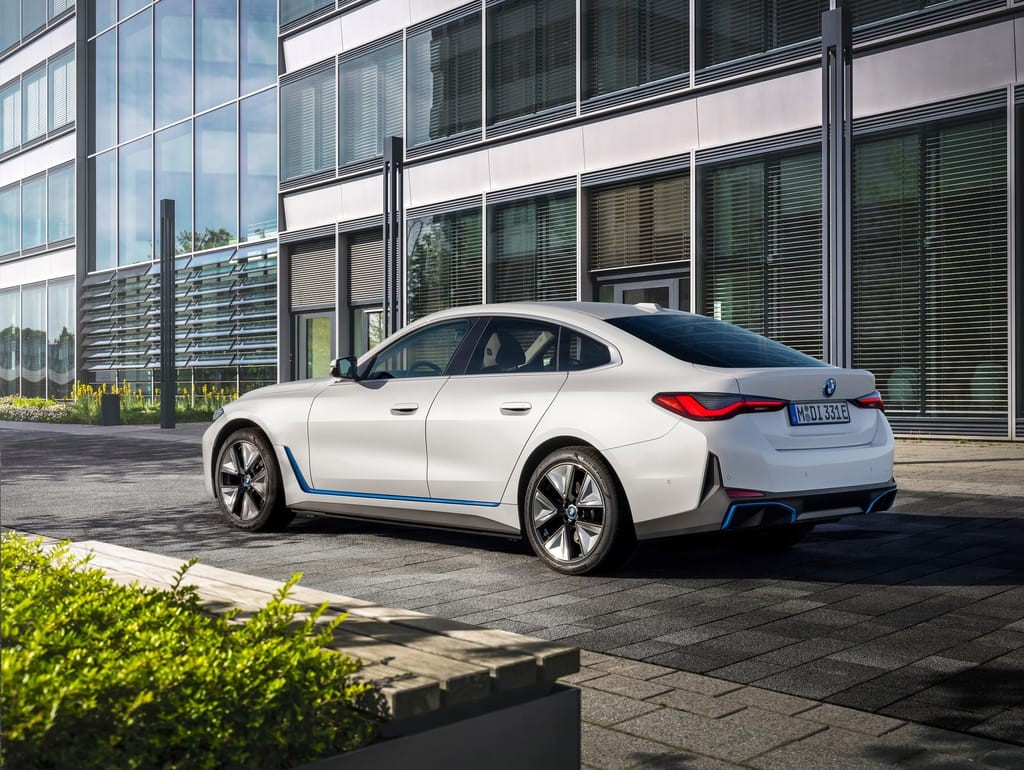 BMW tung ra phiên bản “giá rẻ” i4 eDrive35, hiệu suất thấp nhưng công nghệ ngang eDrive40 ảnh 2