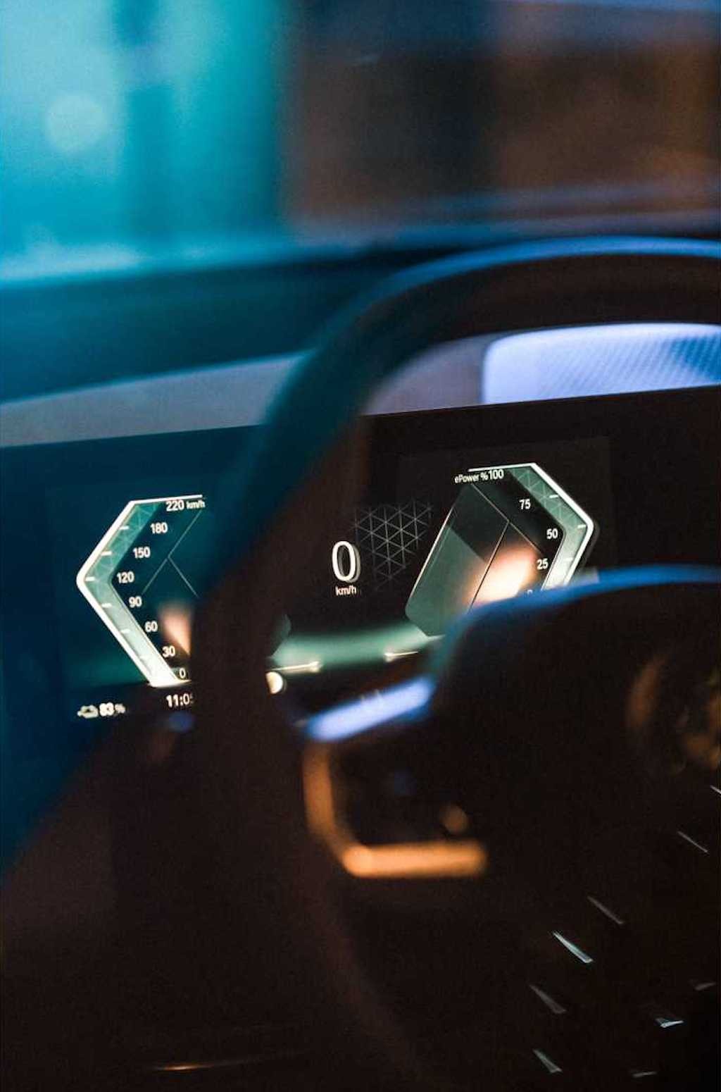 Mercedes khoe hệ thống giải trí nhiều màn hình cảm ứng, BMW vẫn trung thành với núm vặn nhưng... ảnh 5