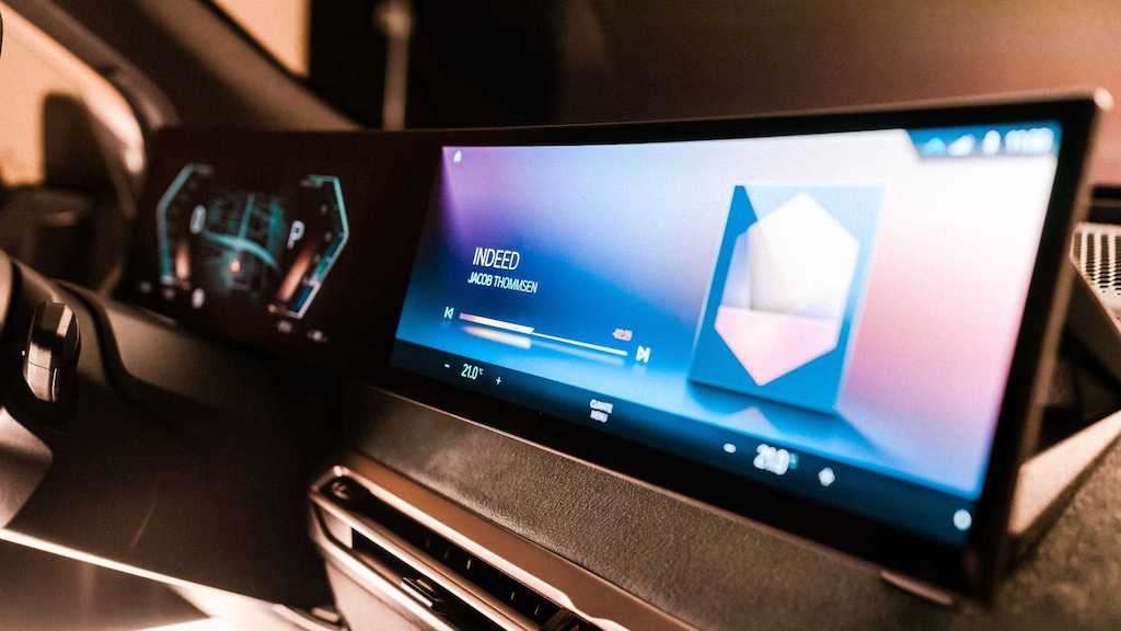Mercedes khoe hệ thống giải trí nhiều màn hình cảm ứng, BMW vẫn trung thành với núm vặn nhưng... ảnh 7