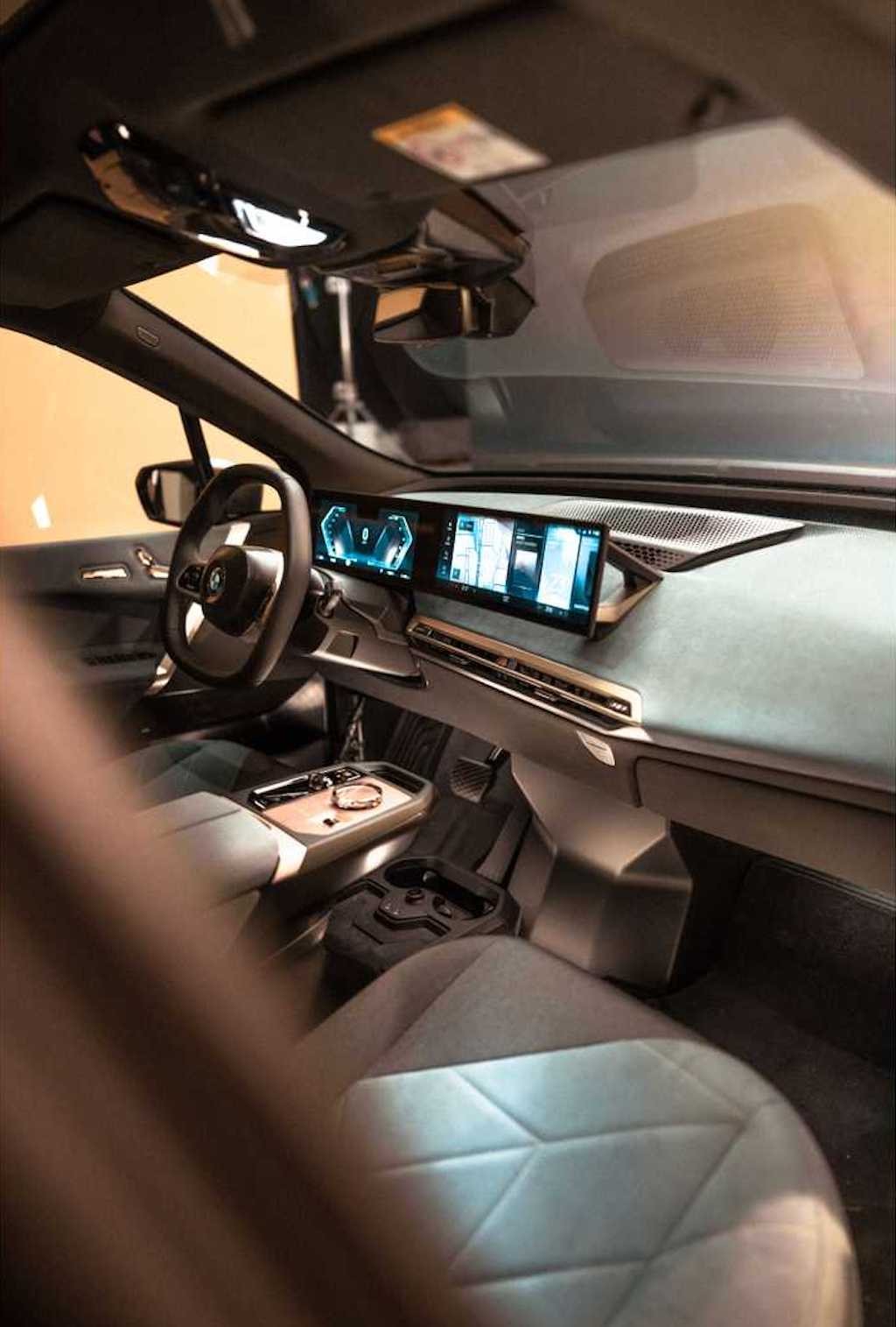 Mercedes khoe hệ thống giải trí nhiều màn hình cảm ứng, BMW vẫn trung thành với núm vặn nhưng... ảnh 10