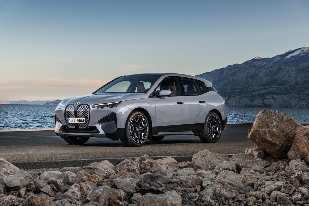 Xe điện hiệu năng cao BMW iX M60 hơn 600 mã lực sắp ra mắt tại CES 2022 ảnh 3