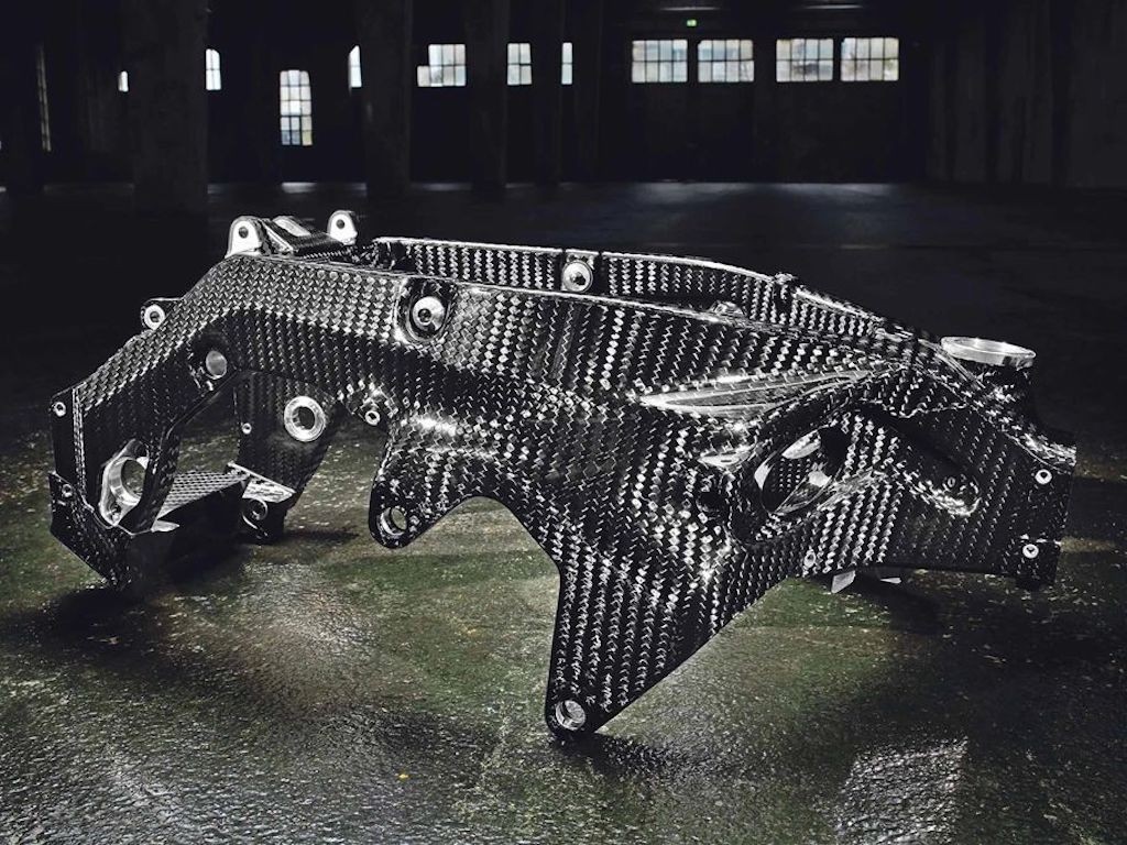 Sau mâm carbon, BMW Motorrad còn định làm khung liền gắp mô tô bằng sợi carbon! ảnh 2