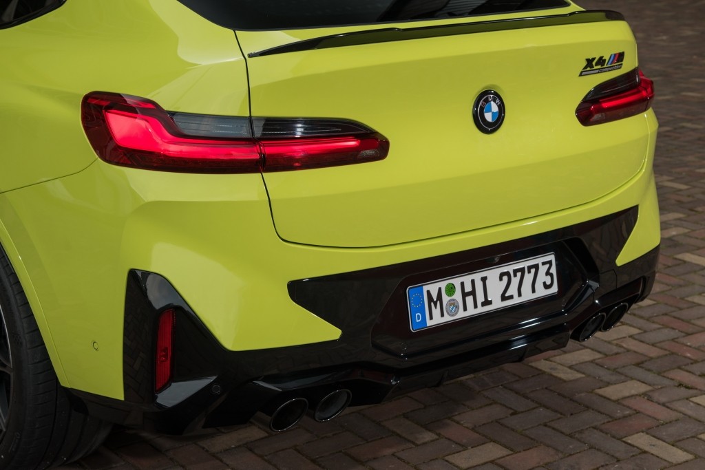 Ngoài công nghệ và thiết kế, BMW X3 M và X4 M 2022 còn được tăng 