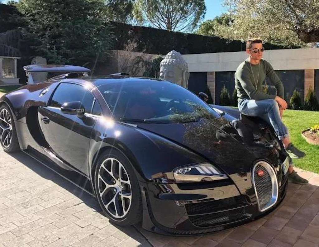 Mừng Juventus vô địch giải Serie A, Cristiano Ronaldo tự thưởng cho mình siêu xe Bugatti hơn 218 tỷ ảnh 2