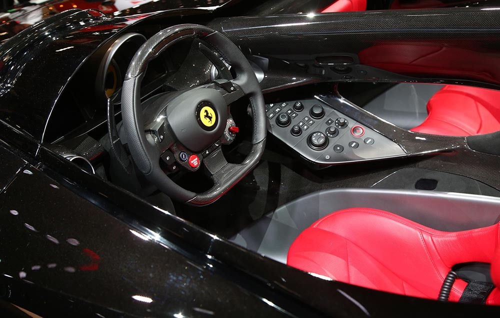 Cận cảnh 3 siêu phẩm Ferrari mới: 488 PISTA Spider, Monza SP1 và SP2 ảnh 16