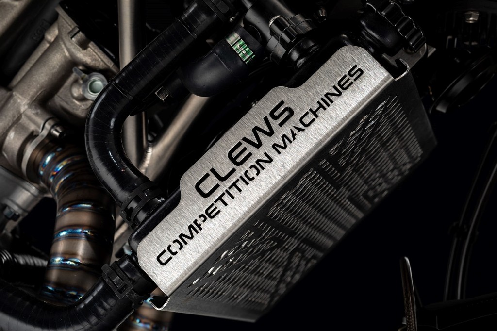 Choáng ngợp với mô tô dáng tracker phiên bản kỷ niệm 50 năm CCM Heritage ’71 full titan và carbon ảnh 6