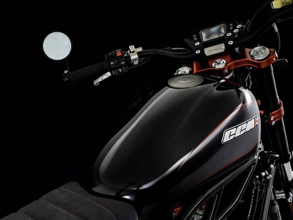 Nối bước Triumph, hãng xe công Anh CCM cũng “gài hàng” mô tô địa hình vào phim The Black Widow ảnh 8