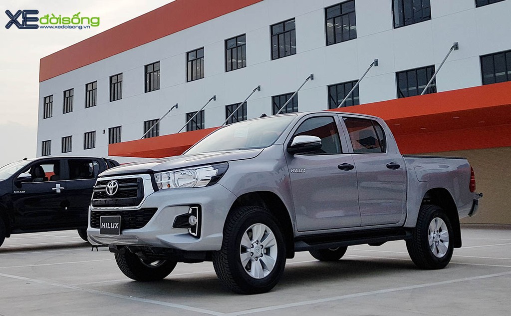 Chi tiết Toyota Hilux 2018 giá 695 triệu đồng đã về đại lý