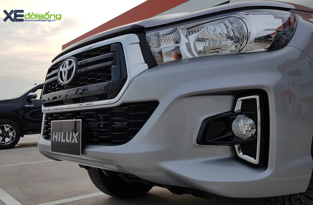 Chi tiết Toyota Hilux 2018 giá 695 triệu đồng đã về đại lý ảnh 4