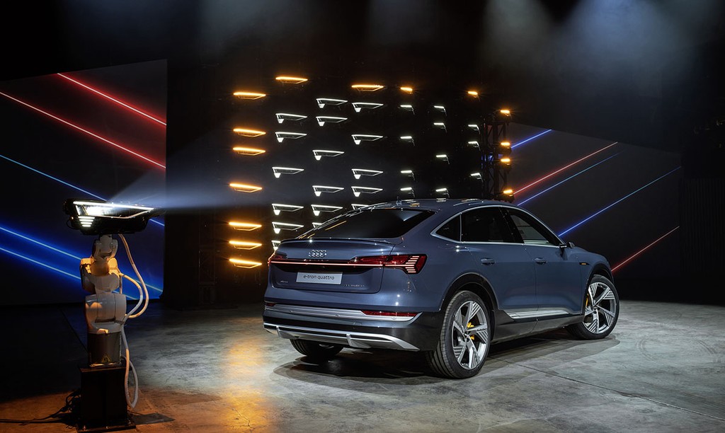 Bạn đã biết đèn pha ma trận Matrix LED của Audi đỉnh đến thế nào chưa? ảnh 2