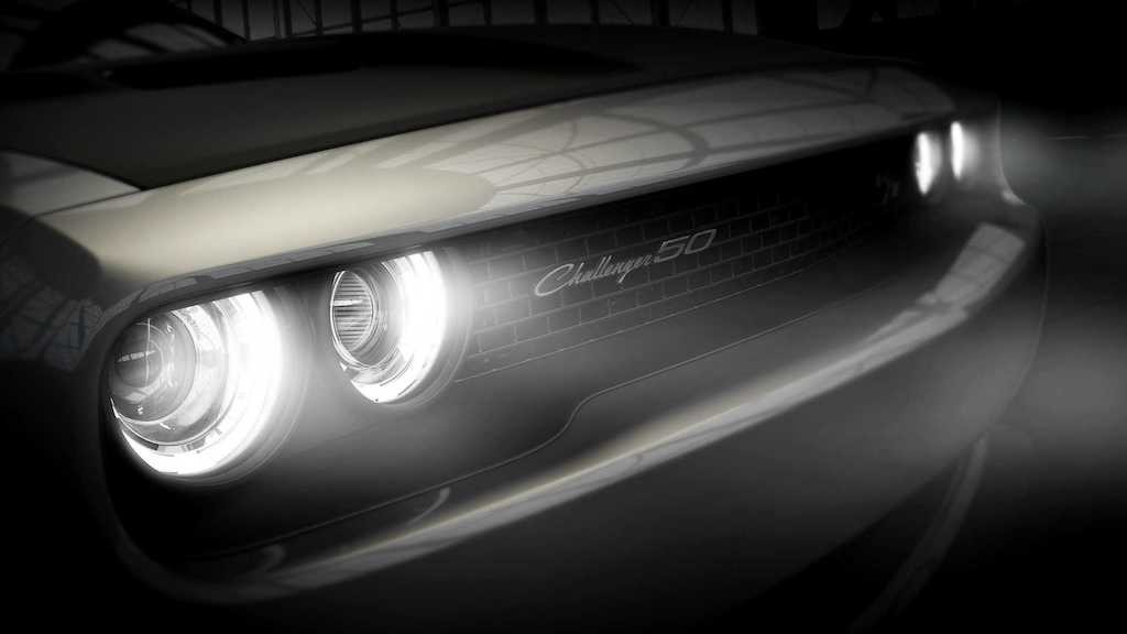 Huyền thoại xe “cơ bắp” Mỹ Dodge Challenger kỷ niệm sinh nhật 50 tuổi bằng... bản đổi màu, thay tem ảnh 2