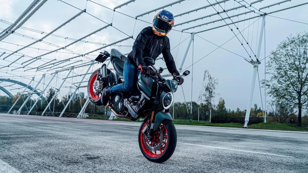 “Quái vật” naked bike Ducati Monster lột xác toàn diện sau gần 30 năm, “mất chất” nhưng hiệu năng tăng gấp bội ảnh 15