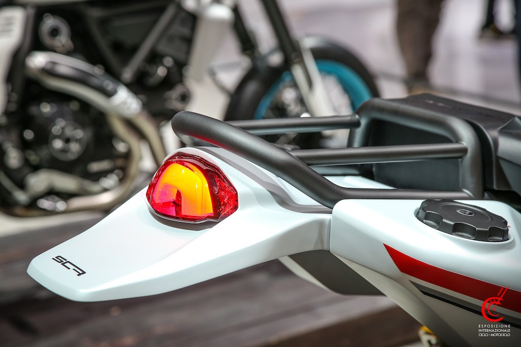 Soi chi tiết Ducati Scrambler Desert X vượt địa hình thoải mái không sợ hết xăng ảnh 4