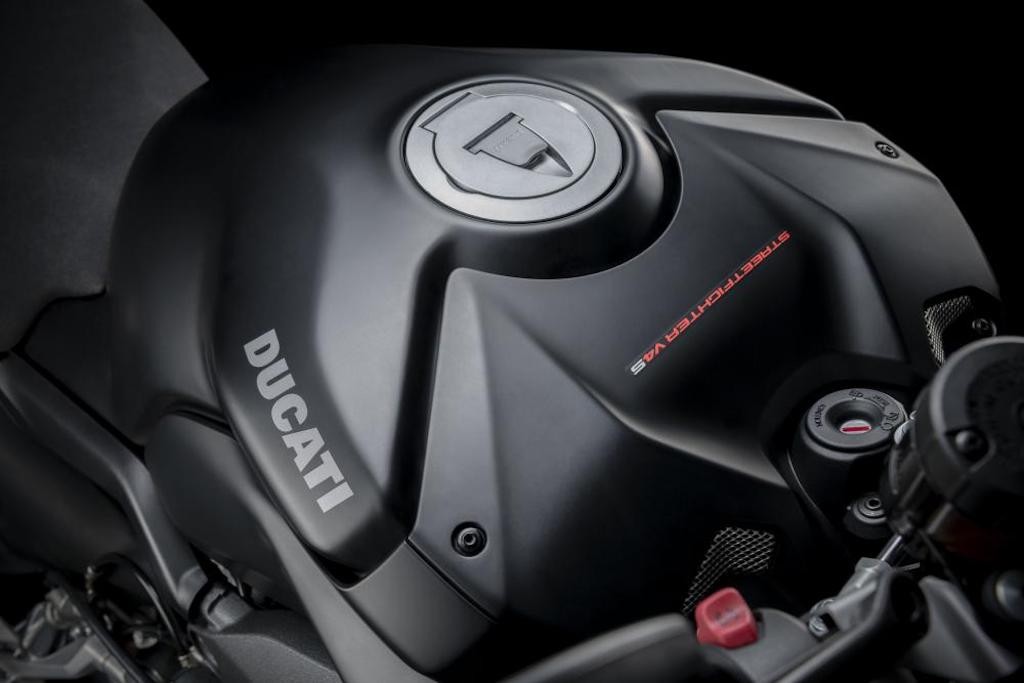Vốn đầy vẻ nguy hiểm, naked bike đỉnh nhất nhà Ducati còn ngầu hơn nhờ được “đen hoá“ ảnh 12