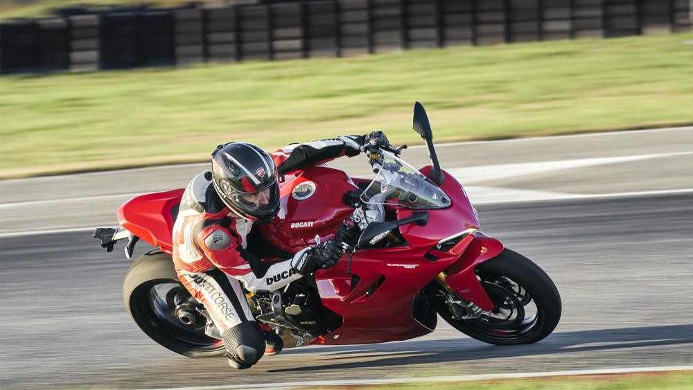 Ai nói mô tô dáng sport city không “chiến” bằng sportbike thuần chất? Hãy thử nhìn vào Ducati Supersport 950 2021! ảnh 15