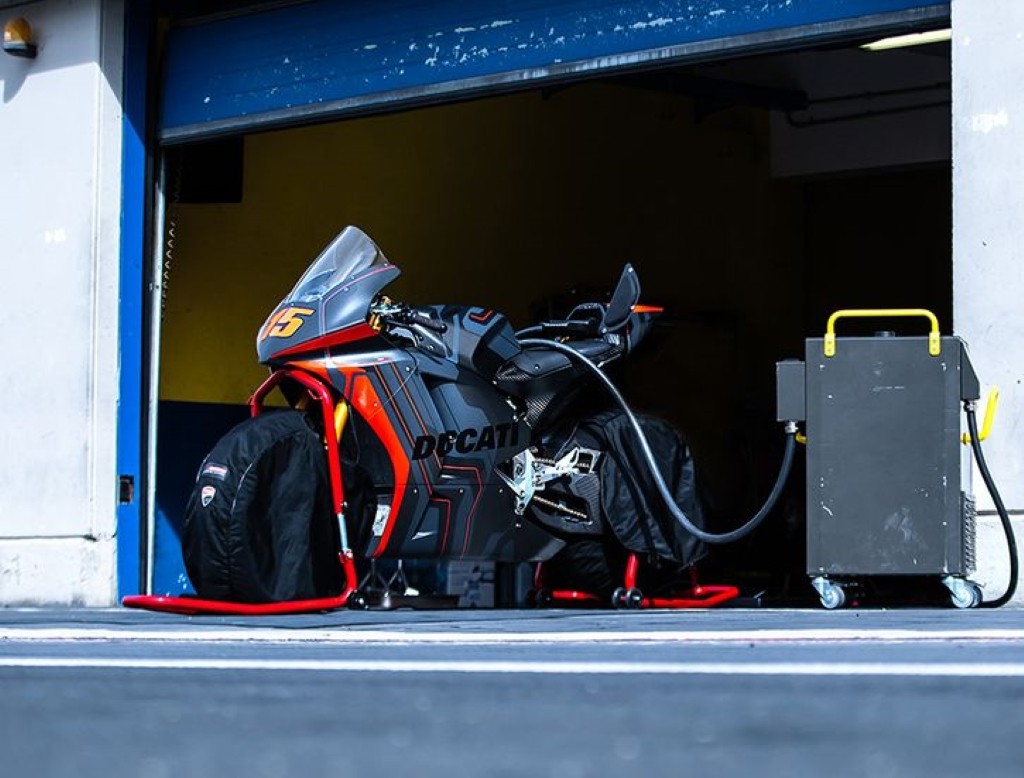 Cận cảnh mẫu superbike thuần điện Ducati V21L, thử nghiệm trước thềm giải MotoE 2023 ảnh 9