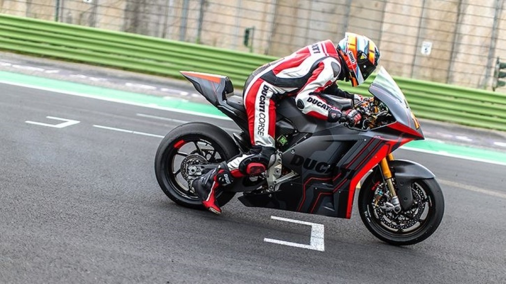Cận cảnh mẫu superbike thuần điện Ducati V21L, thử nghiệm trước thềm giải MotoE 2023 ảnh 2