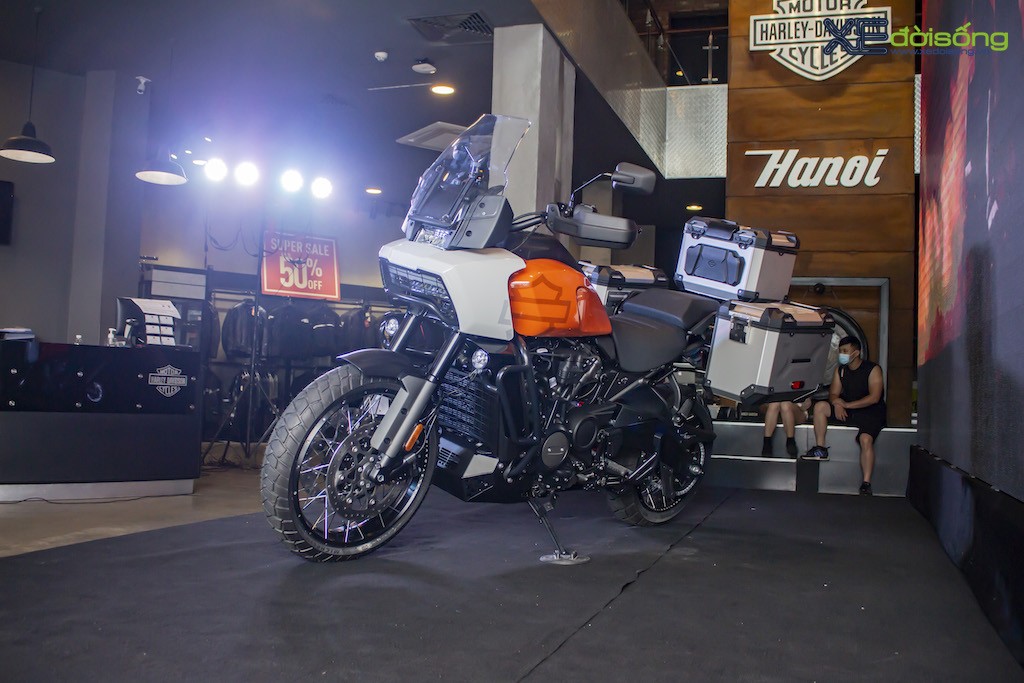 Harley-Davidson Pan America chính thức ra mắt tại Việt Nam: mô tô bán kiểu “bia kèm lạc”, giá rẻ nhất từ 839 triệu đồng ảnh 2