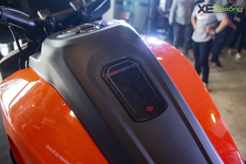 Harley-Davidson Pan America chính thức ra mắt tại Việt Nam: mô tô bán kiểu “bia kèm lạc”, giá rẻ nhất từ 839 triệu đồng ảnh 11