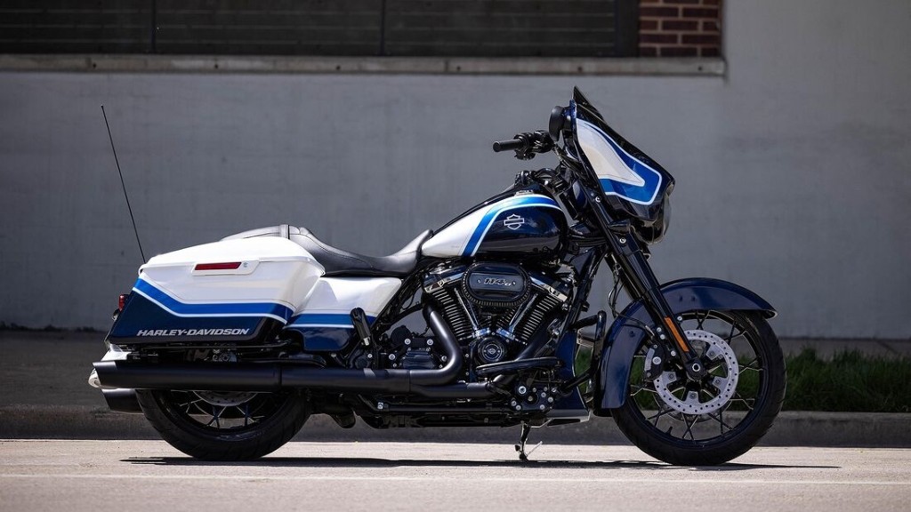 Phiên bản giới hạn của Harley-Davidson Street Glide Special nổi bật với màu sơn thủ công Arctic Blast ảnh 1