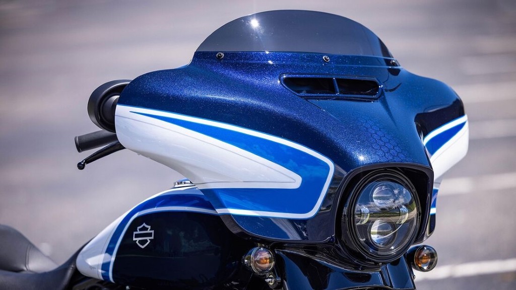 Phiên bản giới hạn của Harley-Davidson Street Glide Special nổi bật với màu sơn thủ công Arctic Blast ảnh 2