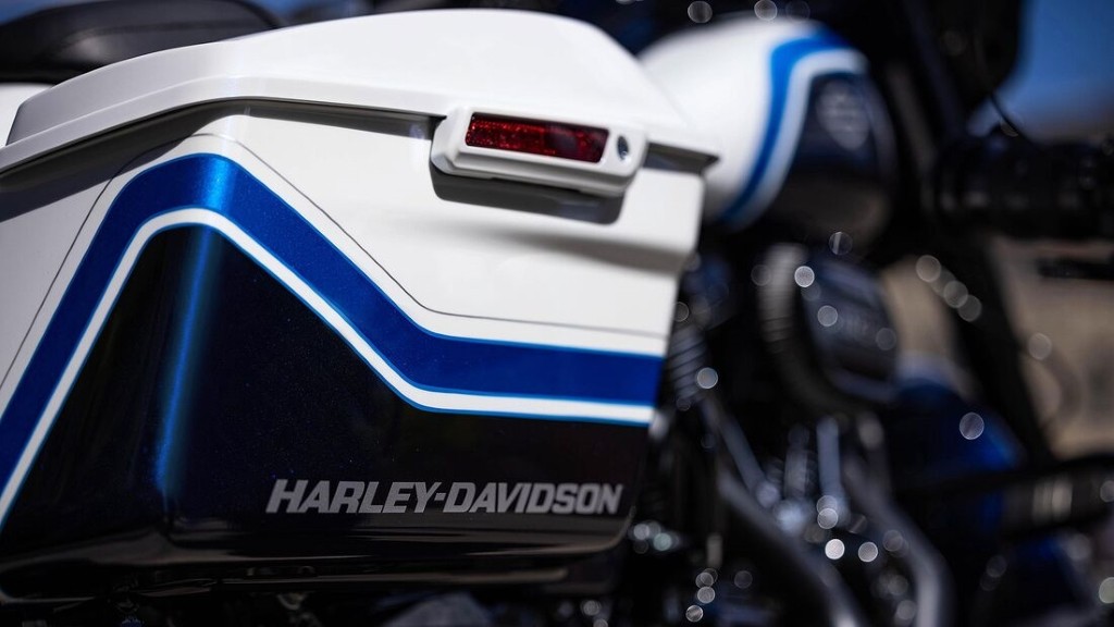 Phiên bản giới hạn của Harley-Davidson Street Glide Special nổi bật với màu sơn thủ công Arctic Blast ảnh 4