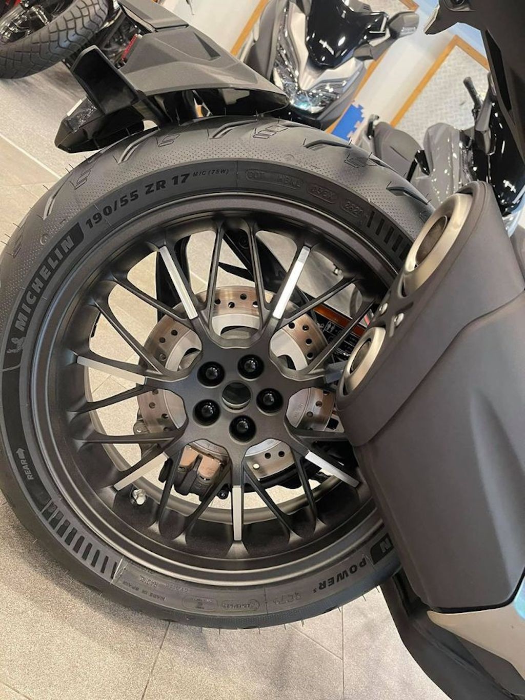 Lô naked bike Honda CB1000R 2021 đầu tiên về Việt Nam: là bản cao cấp Black Edition nhưng không được nhập chính hãng ảnh 11
