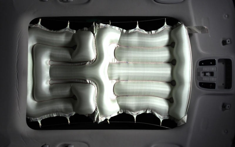 Hyundai giới thiệu hệ thống túi khí tích hợp trên cửa sổ trời ảnh 1