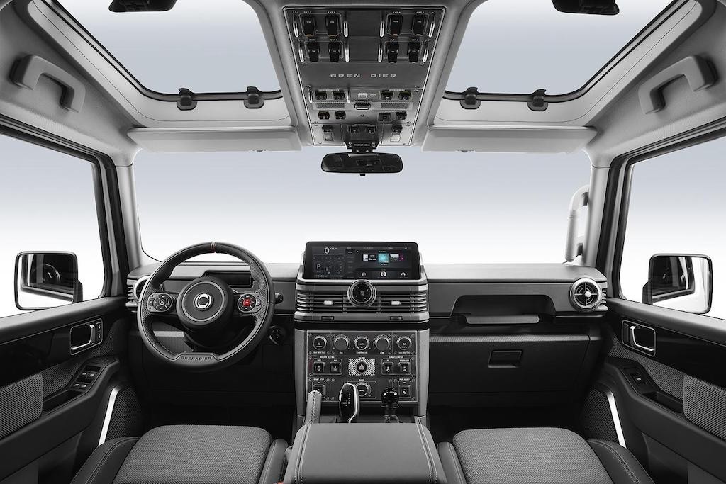 Nhìn lướt qua trông có vẻ rẻ tiền, nhưng nội thất của người kế nhiệm Land Rover Defender bền tới mức rửa được! ảnh 4