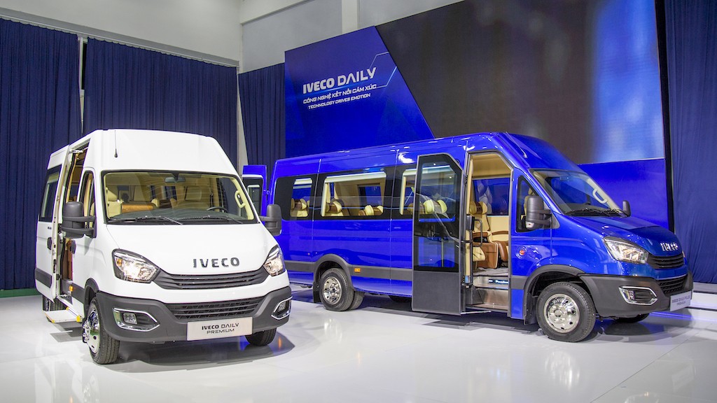 Chi tiết xe khách IVECO Daily sản xuất tại Việt Nam: “so găng” Hyundai Solati và Ford Transit, có bản dài 7m ảnh 1