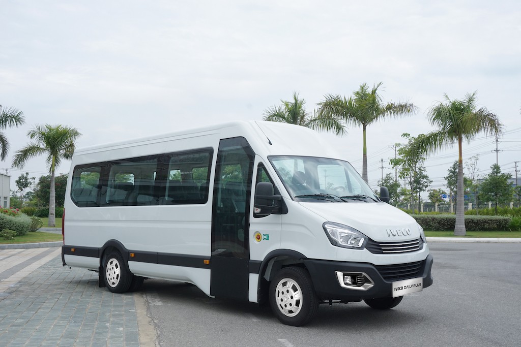 Chi tiết xe khách IVECO Daily sản xuất tại Việt Nam: “so găng” Hyundai Solati và Ford Transit, có bản dài 7m ảnh 3