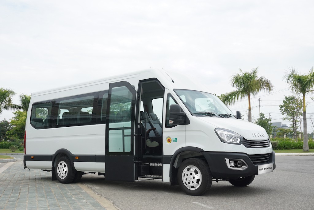 Chi tiết xe khách IVECO Daily sản xuất tại Việt Nam: “so găng” Hyundai Solati và Ford Transit, có bản dài 7m ảnh 4
