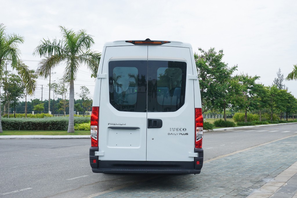Chi tiết xe khách IVECO Daily sản xuất tại Việt Nam: “so găng” Hyundai Solati và Ford Transit, có bản dài 7m ảnh 5