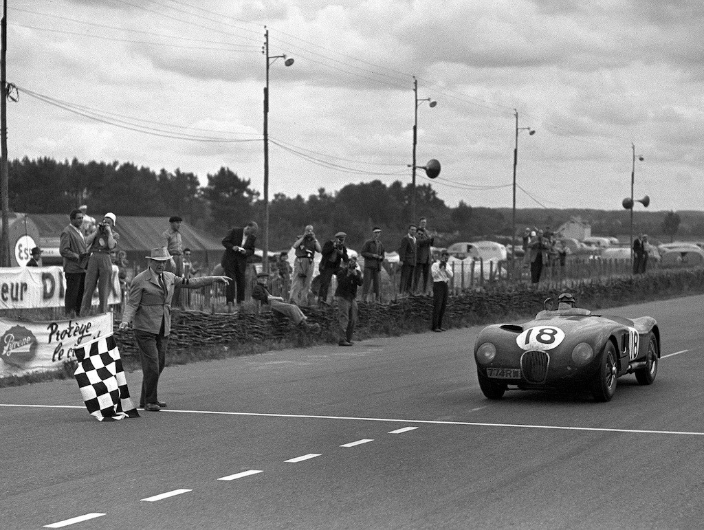 Jaguar lại chiều lòng dân chơi hoài cổ, tái sản xuất xe đua từng vô địch Le Mans 70 năm trước ảnh 2