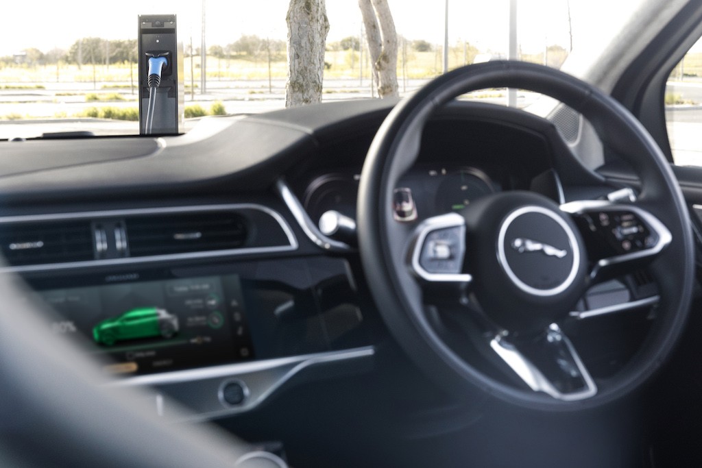 Trông không khác gì đời cũ, xe điện Jaguar I-PACE càng hiện đại và thông minh hơn với đời xe 2021 ảnh 6