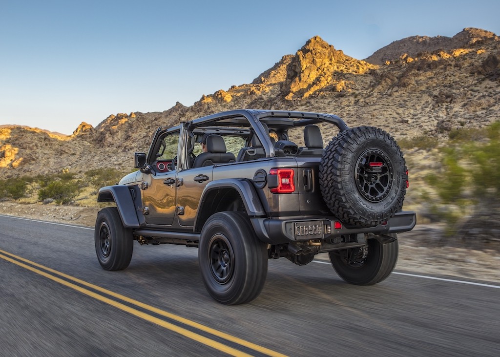 Xe địa hình Jeep Wrangler Rubicon 392 lấy sức mạnh cơ bắp từ máy V8 6.4L để “đè” Ford Bronco ảnh 16