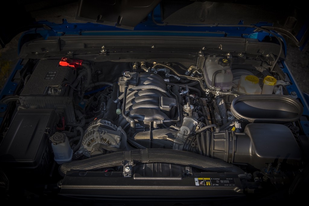 Xe địa hình Jeep Wrangler Rubicon 392 lấy sức mạnh cơ bắp từ máy V8 6.4L để “đè” Ford Bronco ảnh 4